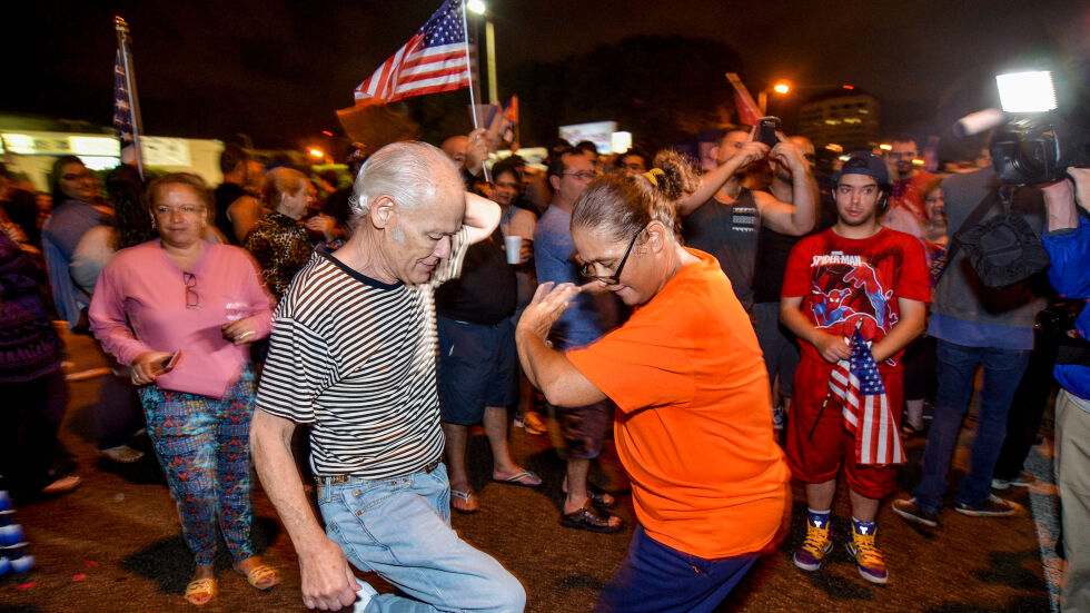 Кубинци празнуваха в Маями новината за смъртта на Кастро