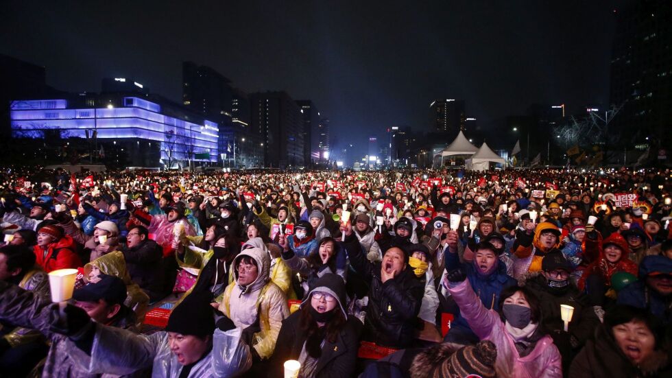 Над милион корейци поискаха оставката на своя президент (СНИМКИ)