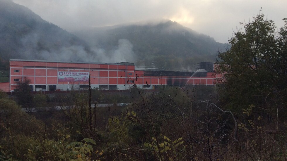 Овладян е пожарът в месокомбината във Велико Търново (СНИМКИ И ВИДЕО)