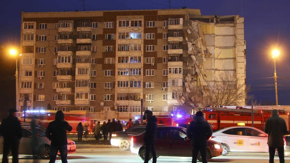 Част от девететажен блок се срути в руския град Ижевск, има жертви