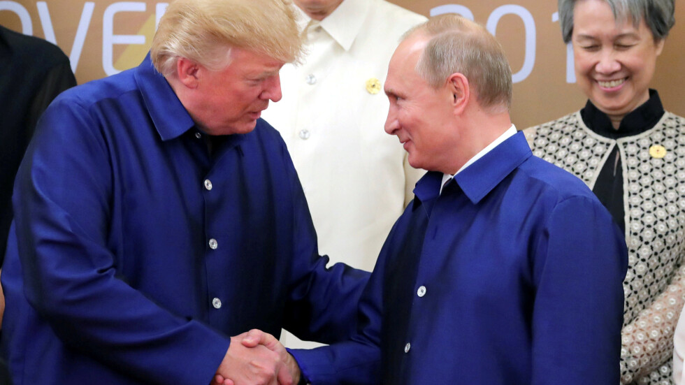 Доналд Тръмп и Владимир Путин се ръкуваха във Виетнам 