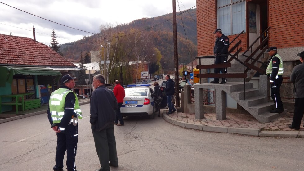 Български лекари са били държани с часове в полицията в Босилеград (СНИМКИ)