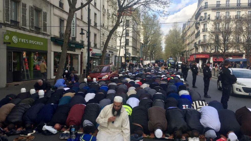 Мюсюлманска молитва на открито предизвика напрежение в Париж (ВИДЕО)