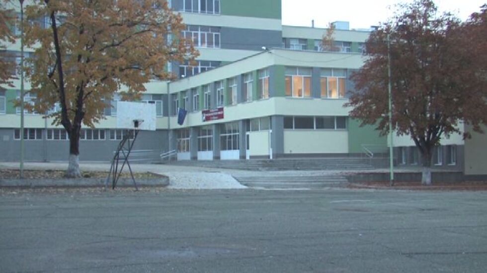 МВР разследва кой е сложил скрита камера в тоалетната на гимназия в Стара Загора 