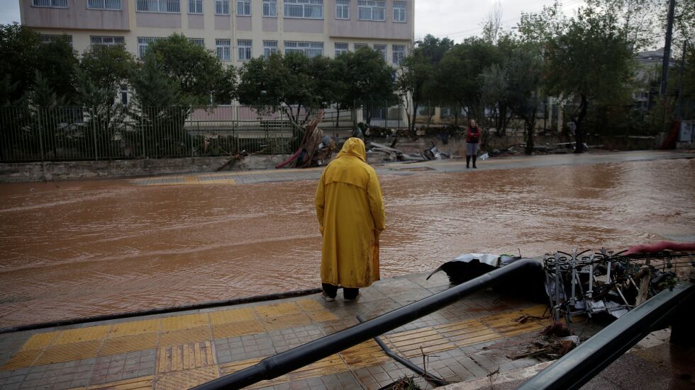 Вижте кадри от дрон на пораженията от потопа в Атина (ВИДЕО)