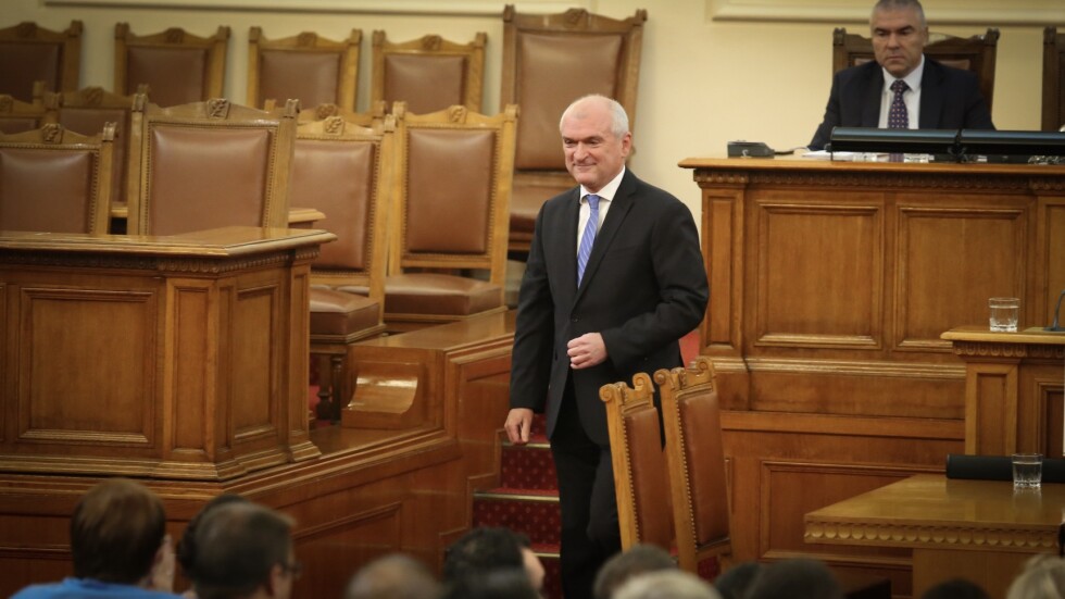 Димитър Главчев подаде оставка като председател на парламента