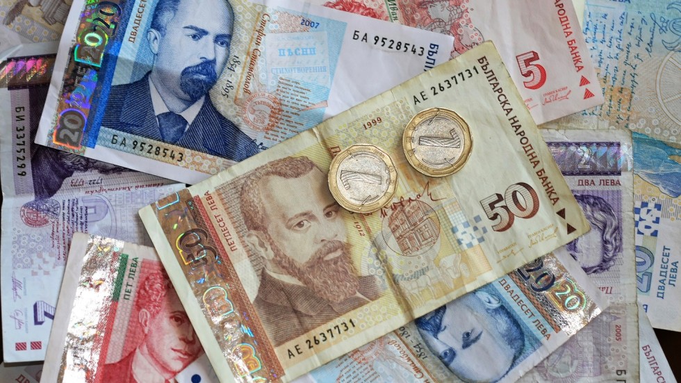 Проучване: Почти 60% от българите смятат лева и еврото за стабилни валути