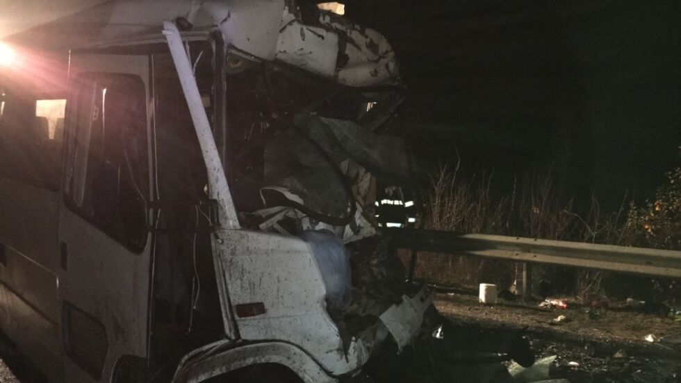 9 жертви след челен удар между бус и камион край Микре