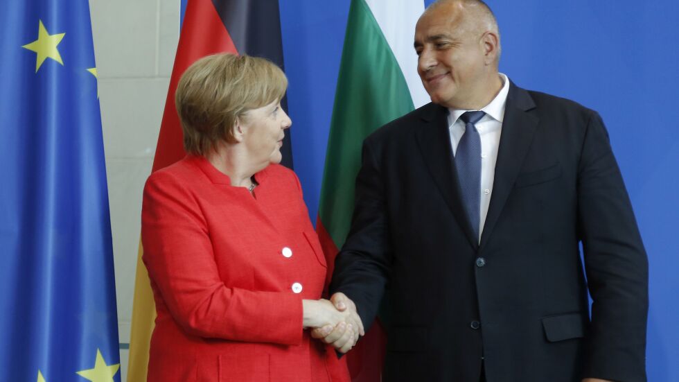 Българският премиер прегърнал германския канцлер, за да ѝ даде кураж