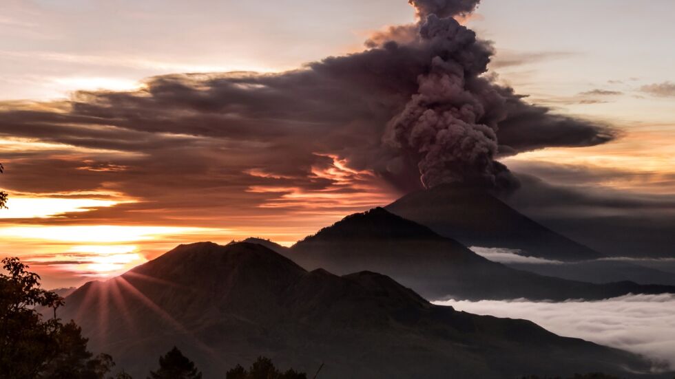 Отмениха десетки полети до и от Бали заради изригването на вулкана Агунг