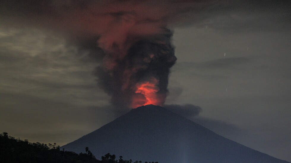 Властите евакуират остров Бали заради изригването на вулкана Агунг