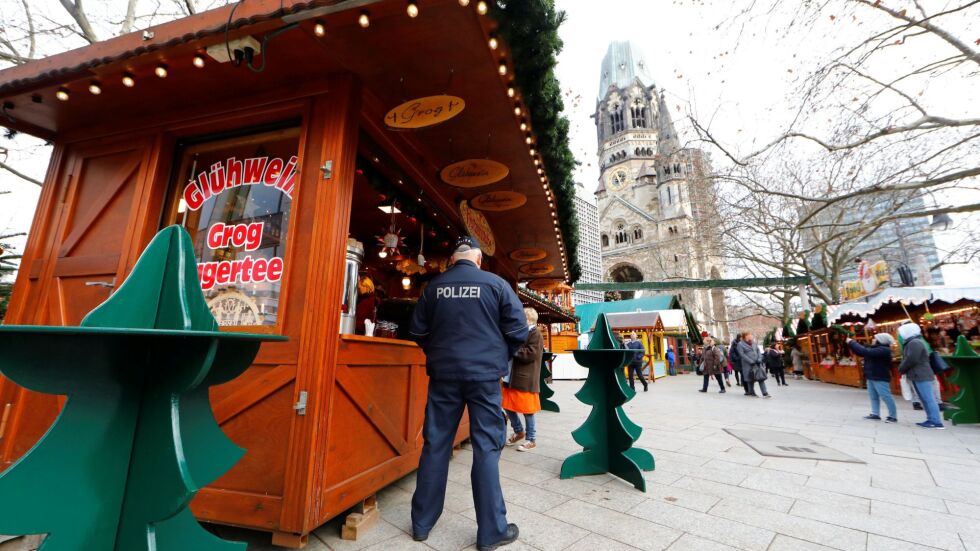 Година след атентата в Берлин коледните базари в Германия отново отварят врати