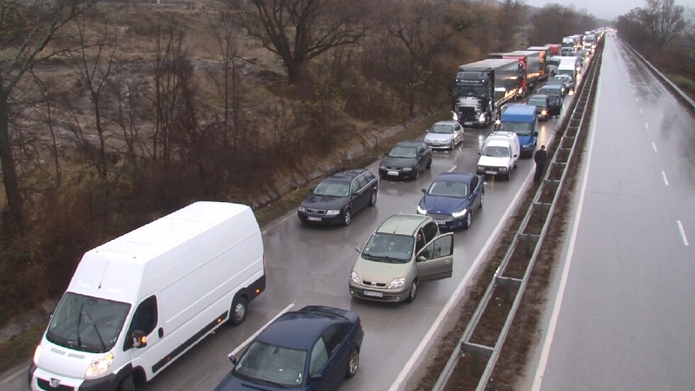 Хаос на международния път Е-79 между Мездра и Враца