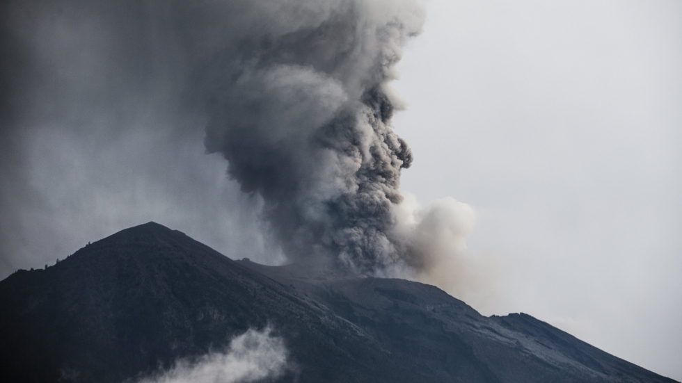 Агунг: Защо вулканичната пепел е толкова опасна за полетите