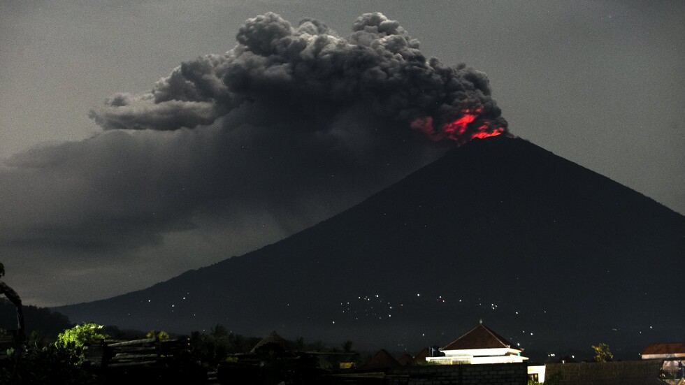 Десетки българи остават блокирани в Бали заради вулкана