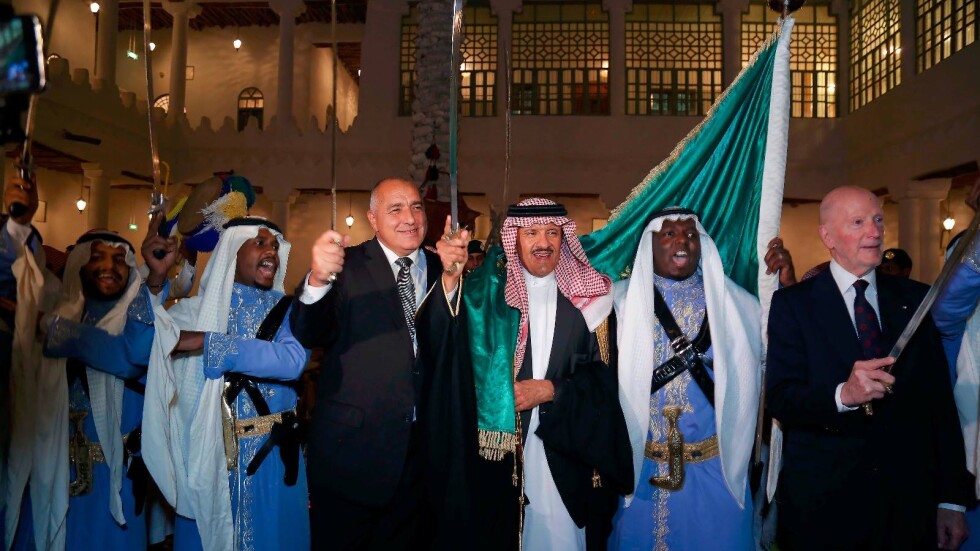 Като Тръмп: Бойко Борисов се включи в танца със саби в Саудитска Арабия (ВИДЕО)