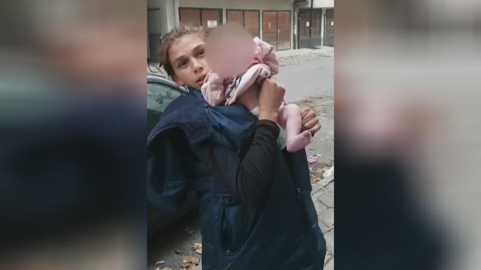 Видео на полуголо бебе на улицата задейства полицията и социалните 