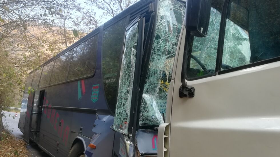 Шестима пострадаха при удар между автобус и циментовоз край Пасарел (СНИМКИ)