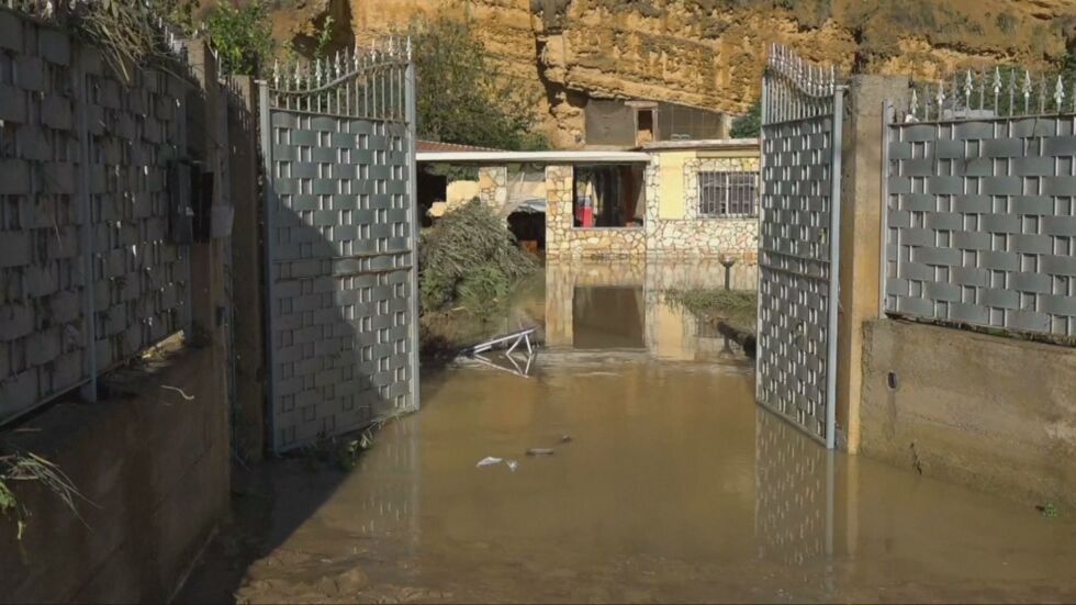 Преляла река в Сицилия взе живота на 9 души