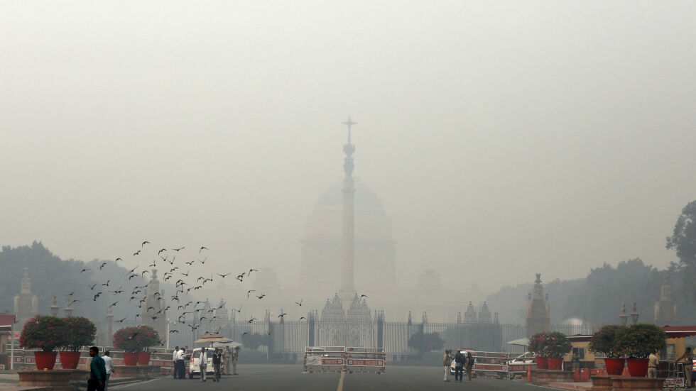 Тежък смог погълна Делхи 