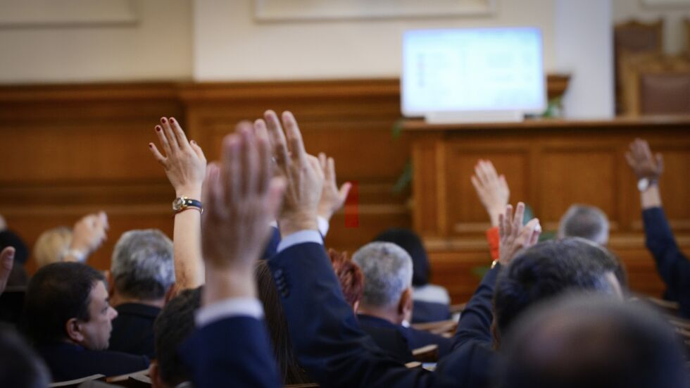 Депутатите преодоляха ветото на президента за даренията на партиите