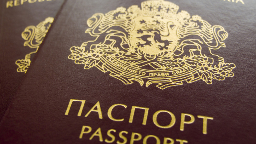 Тарифите за БГ паспорти се обсъждали публично на опашка пред ДАБЧ
