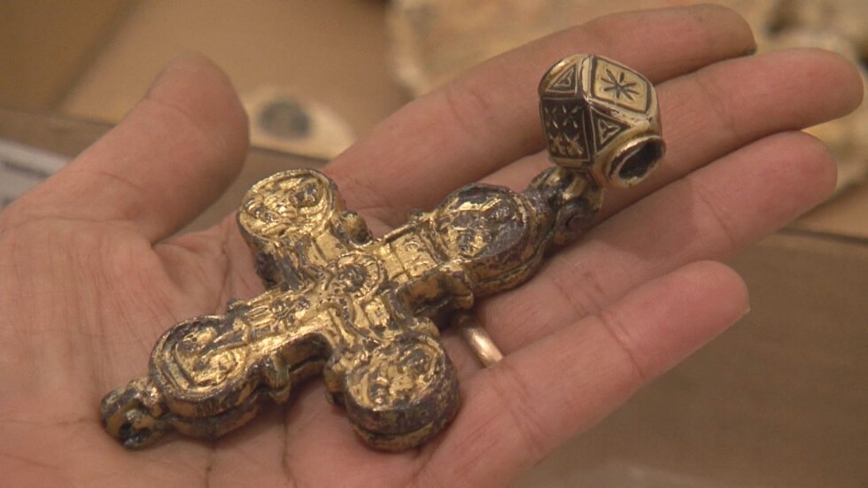  Уникална находка: Откриха златен кръст с парченце от Христовото разпятие 