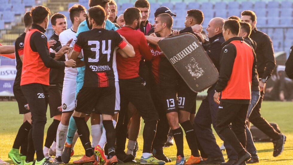 Дисциплинарната комисия наказа само футболисти на "Локо" за сбиването със "Славия"