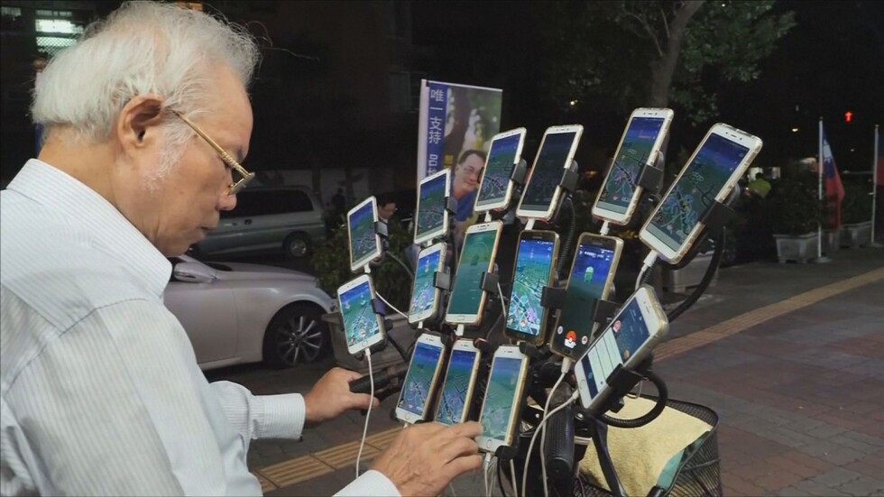 Пенсионер лови покемони от 15 телефона едновременно