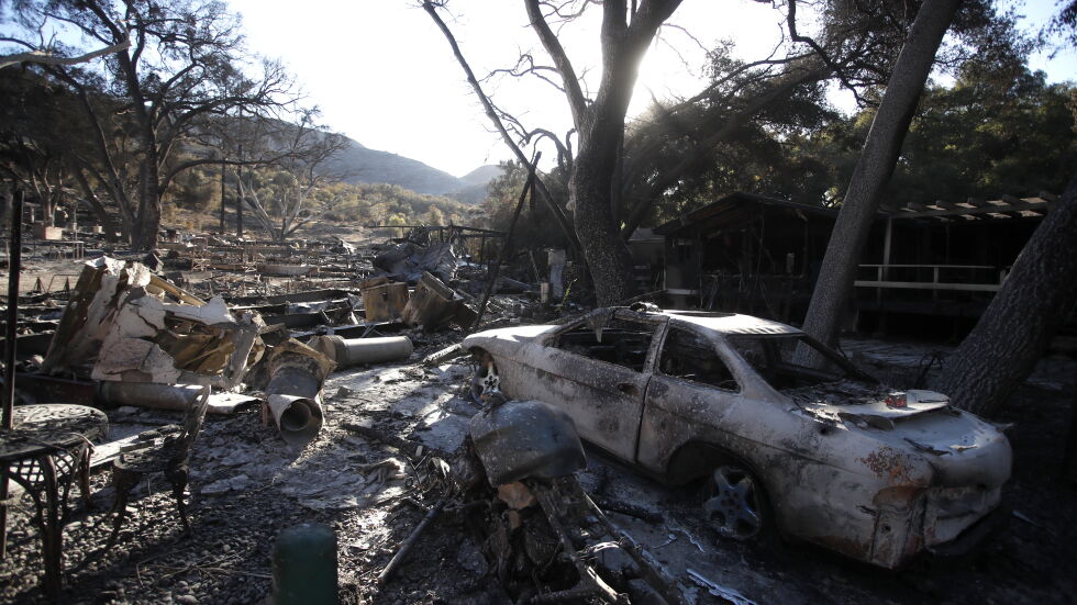 Огнеборците в Калифорния частично овладяха големия горски пожар
