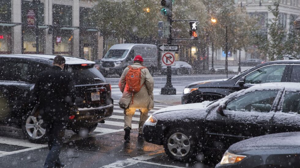 Първият сняг в Ню Йорк  затрудни транспорта 