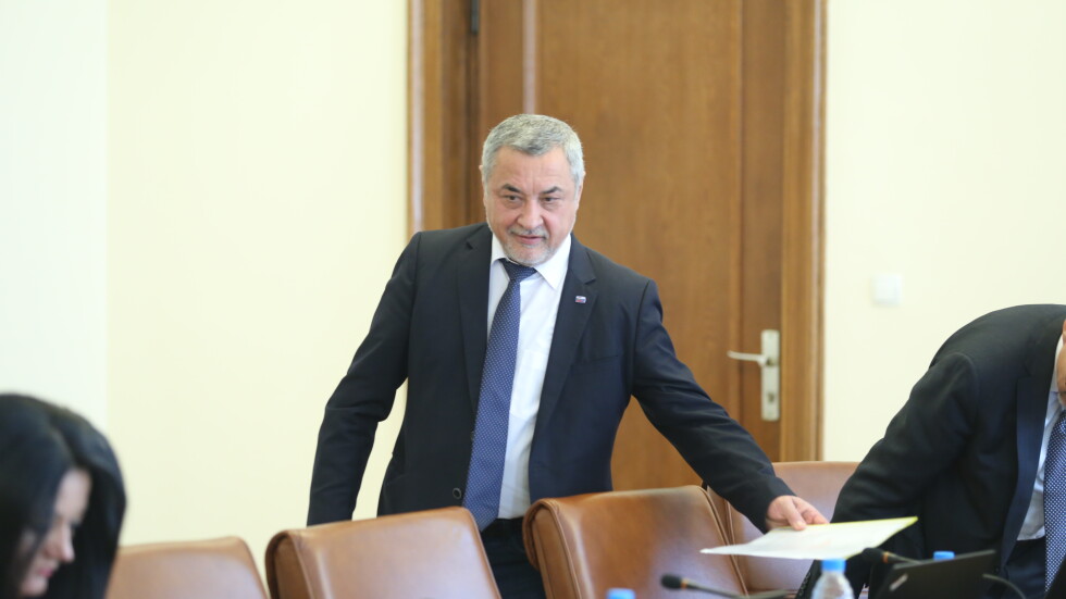 След оставката: Валери Симеонов е на работа в парламента 