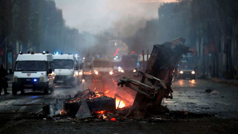 Сълзотворен газ и водни оръдия срещу протестиращите в Париж 