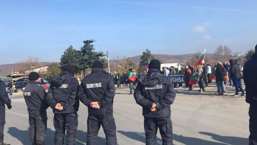 Протести и блокади: Недоволни затвориха Петолъчката и пътя за Кулата (ОБНОВЕНА)