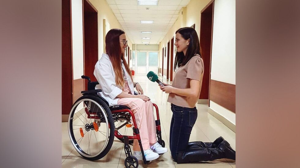 Млада жена в инвалидна количка сбъдна мечтата си… да стане лекар