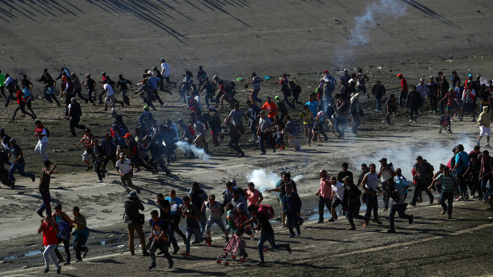 Стотици мигранти щурмуваха американската граница с Мексико при Тихуана 