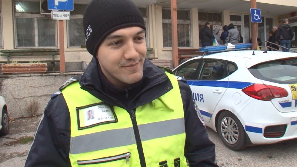Пътен полицай от Велико Търново върна портмоне с 1000 лева и документи