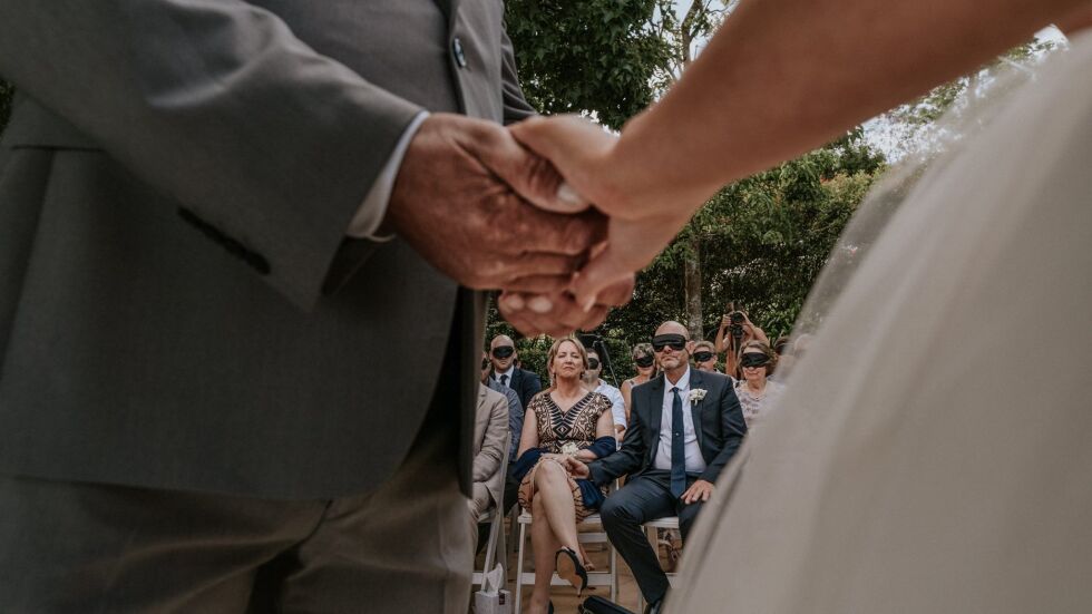 Сляпа преданост: сватбата, на която никой от гостите не вижда