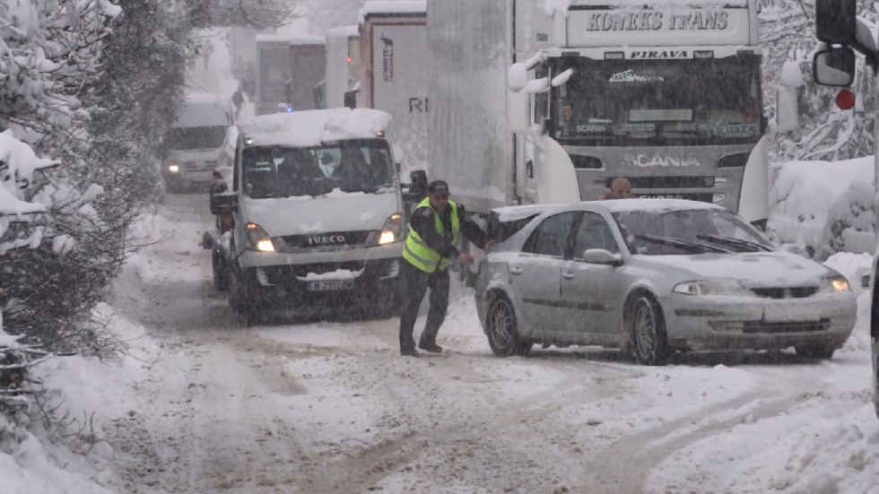 Сняг и катастрофи затвориха пътища в страната (ОБЗОР)