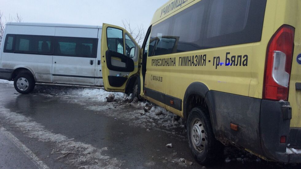 Ученически автобус катастрофира в Русенско, има ранени