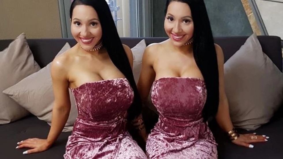 Как след пластични операции за 195 000 паунда еднояйчните близначки Анна и Луси останаха напълно еднакви