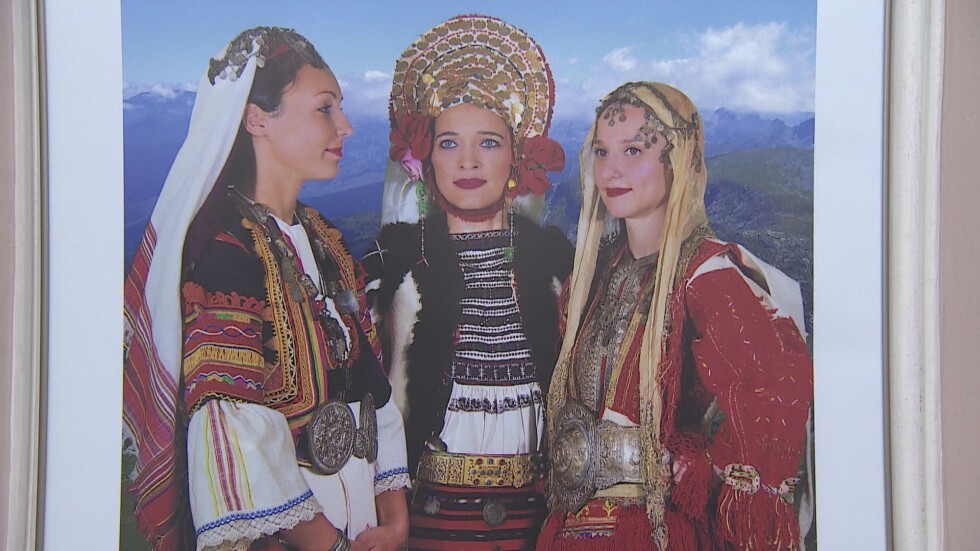 Стогодишни носии в календарите на етнографския музей
