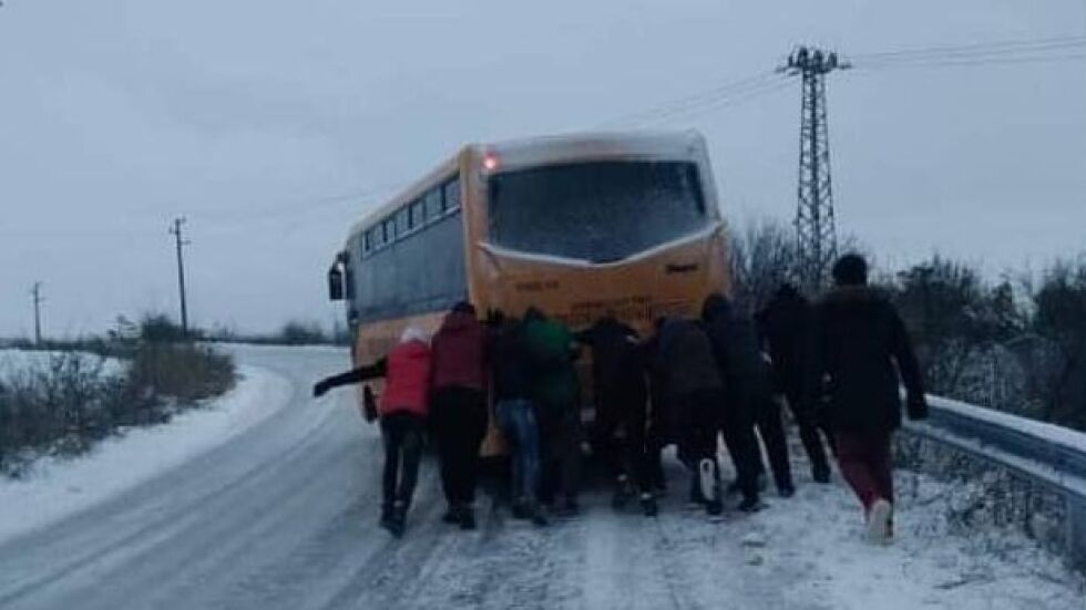 Опесъчават пътища в Силистренско, след като деца бутаха автобус в поледицата