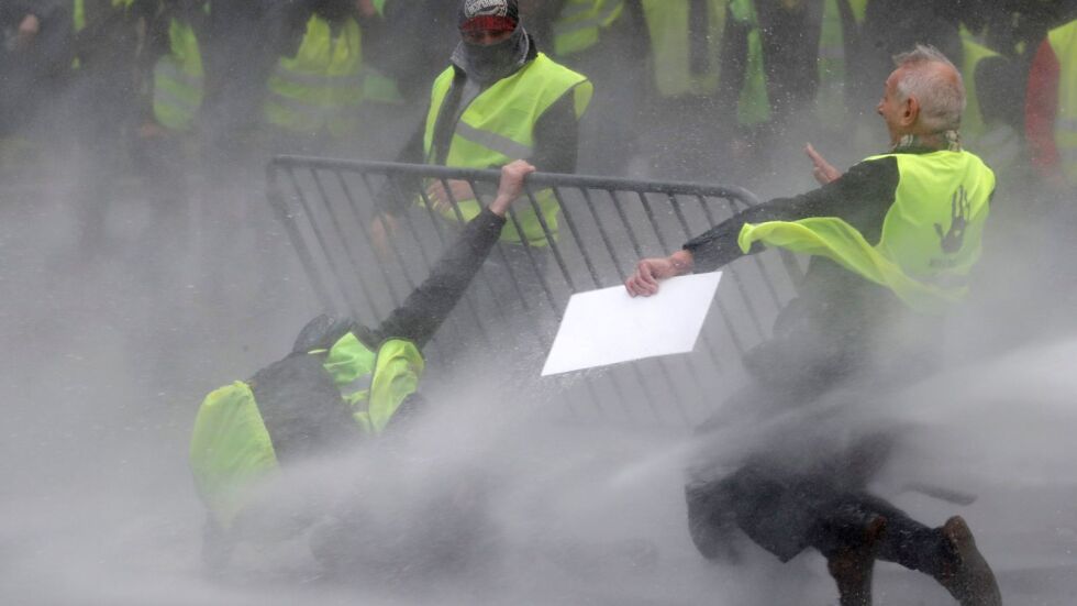 Полицията задържа десетки на протест на „жълтите жилетки” в Брюксел 