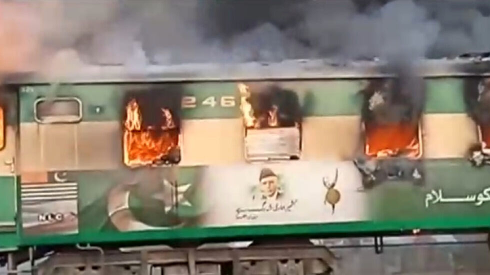 Увеличава се броят на жертвите след пожара във влак в Пакистан