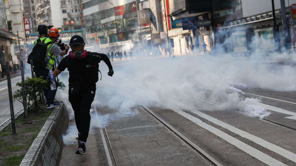 Отново сълзотворен газ срещу протестиращи в Хонконг (ВИДЕО)