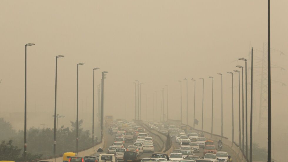 Заради замърсен въздух: Ню Делхи забрани движението на половината автомобили