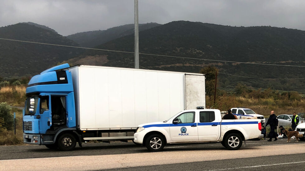 ГДБОП и гръцките спецслужби разследват българския камион с нелегални емигранти в Северна Гърция