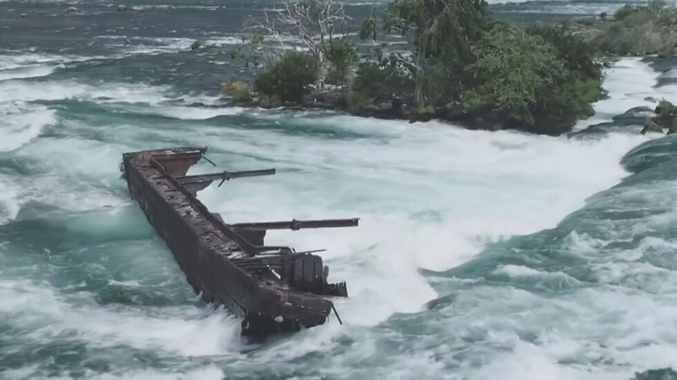 След 100 години: Кораб, заседнал до Ниагарския водопад, тръгна по течението