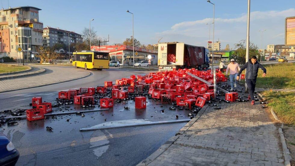 Камион изсипа каси с бира на кръговото кръстовище във Велико Търново (ВИДЕО)